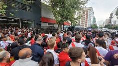 La fila para entrar se extendió hasta la Avenida del Libertador. La fila para entrar se extendió hasta la Avenida del Libertador.