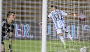 Thiago Almada festeja su primer gol ante Chile. Thiago Almada festeja su primer gol ante Chile.