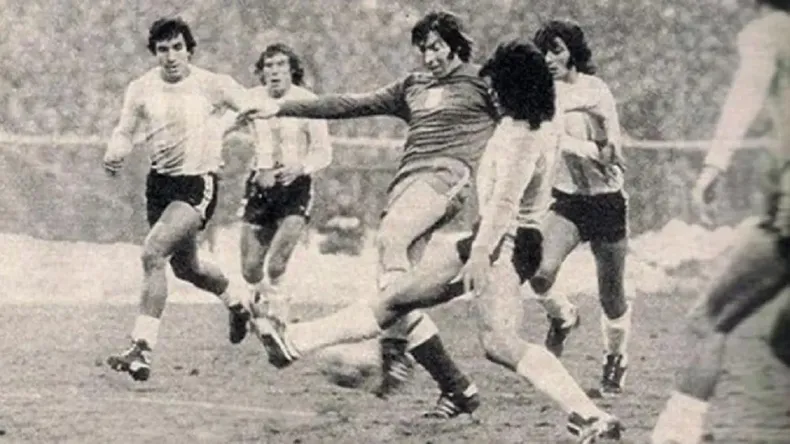 El gran futbolista polaco Kaszmierz Deyna intenta el remate al arco, pese al cruce de Trobbiani y las miradas de Gallego, Daniel Killer y Olguín.