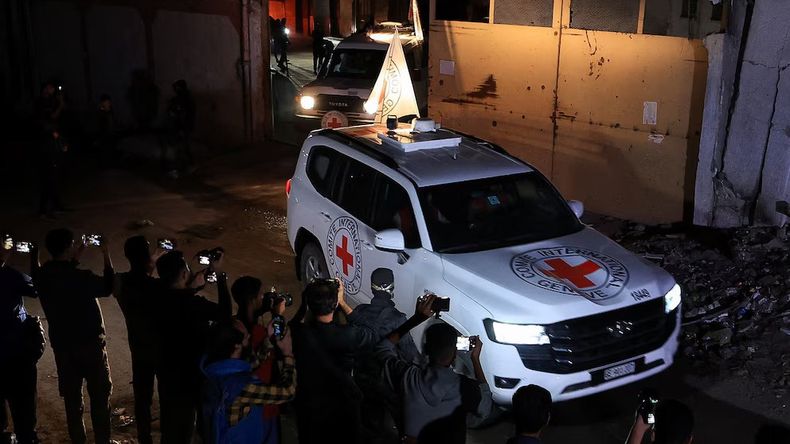 La Cruz Roja fue la encargada de transportar los cuerpos de los rehenes fallecidos.