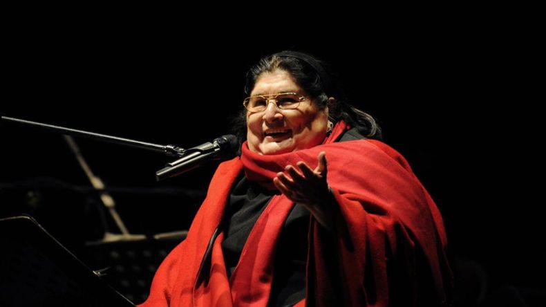 Considerada una joya del folclore, esta canción narra la historia de la poeta Alfonsina Storni y conecta la sensibilidad artística con los paisajes naturales del país