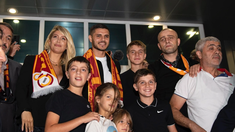 Wanda e Icardi con fanáticos que los recibieron en el aeropuerto. Wanda e Icardi con fanáticos que los recibieron en el aeropuerto.