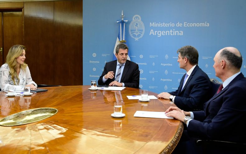 Massa junto a Flavia Royón y representantes de Chevron en Argentina.