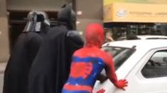 Video: Batman, Spider-Man y Darth Vader empujaron un auto y se volvió viral Video: Batman, Spider-Man y Darth Vader empujaron un auto y se volvió viral