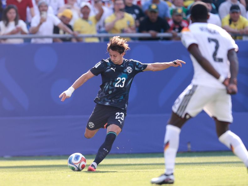 Matías Galarza Fonda de la Selección paraguaya contra el alemán Antonio Rüdiger.