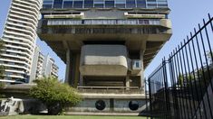 Al estar en el último piso de la biblioteca, permite disfrutar de una postal privilegiada de los lugares que rodean este edificio. Al estar en el último piso de la biblioteca, permite disfrutar de una postal privilegiada de los lugares que rodean este edificio.