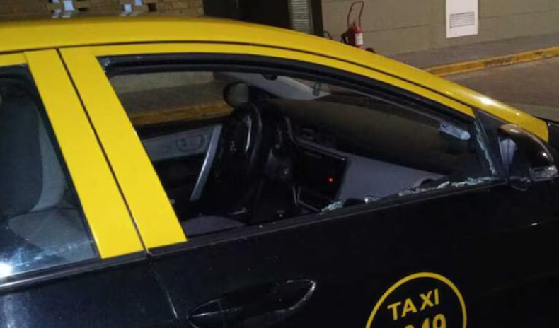 El auto fue dañado por el ladrillazo.
