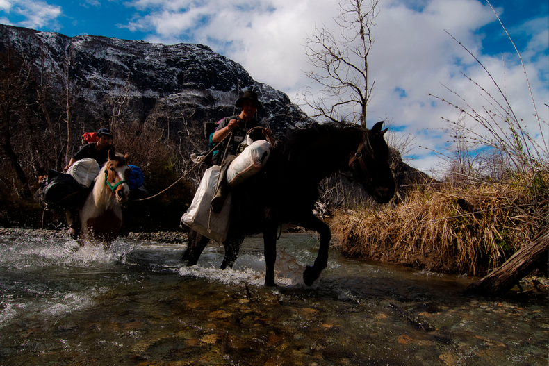El Lago Epuyén ocupa un valle angosto de aguas cristalinas orientado de oeste a este