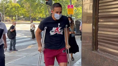 Así se retiraba Carlos Izquierdoz del centro médico. Así se retiraba Carlos Izquierdoz del centro médico.