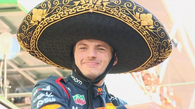 Verstappen se puso el típico sombrero mexicano para festejar el triunfo.