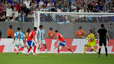 Revelaron los audios del VAR de Argentina - Chile sobre el agónico gol de Lautaro Martínez. Revelaron los audios del VAR de Argentina - Chile sobre el agónico gol de Lautaro Martínez.