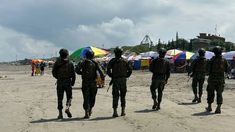 Secuestran a grupo de turistas y asesinan a cinco personas en una playa de Ecuador. Secuestran a grupo de turistas y asesinan a cinco personas en una playa de Ecuador.
