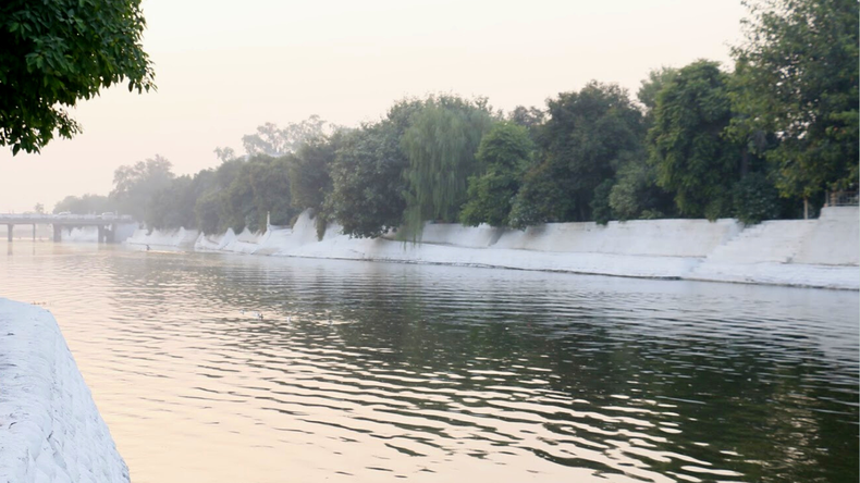 Tomó agua de un río para demostrar que no estaba contaminada y terminó internado.