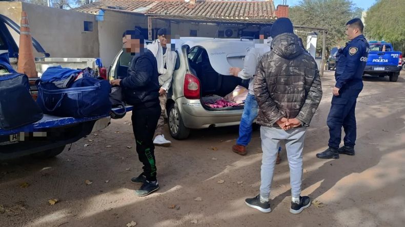 Un hombre manejó 200 kilómetros con su hija de 9 años en el baúl del auto.