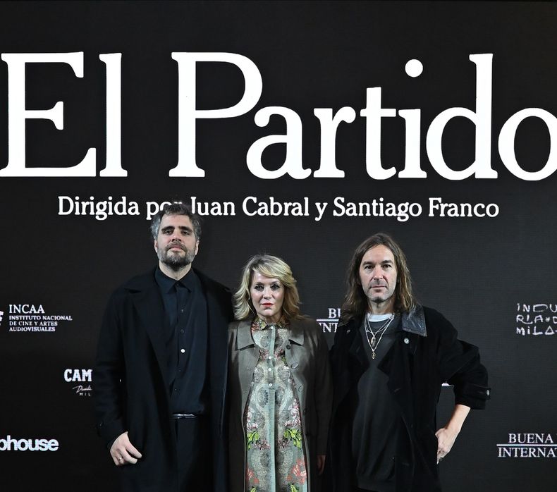 Santiago Franco, Flora Marengo (productora) y Juan Cabral en el estreno. 
