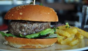 La mujer falleció atragantada por una hamburguesa. La mujer falleció atragantada por una hamburguesa.