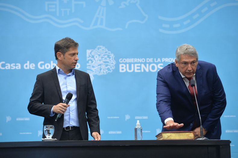 Kicillof le tomó juramento a Jorge DOnofrio.
