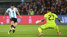 Julián Álvarez pica la pelota para el primer gol de la Selección argentina. Julián Álvarez pica la pelota para el primer gol de la Selección argentina.