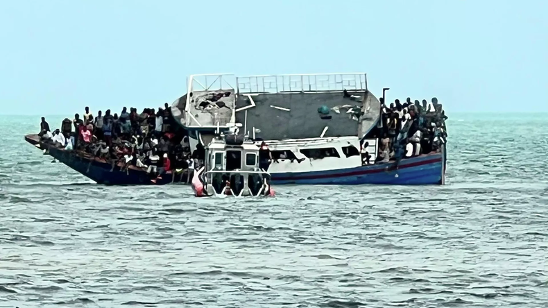 La embarcación volcó en las aguas bravas