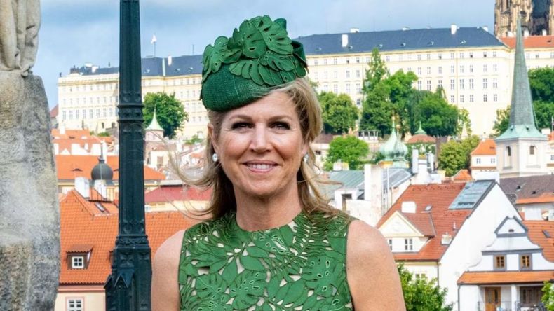 Durante su visita de Estado a Praga, la reina Máxima de los Países Bajos volvió a destacar por su estilo impecable al elegir un peinado que marca tendencia. 