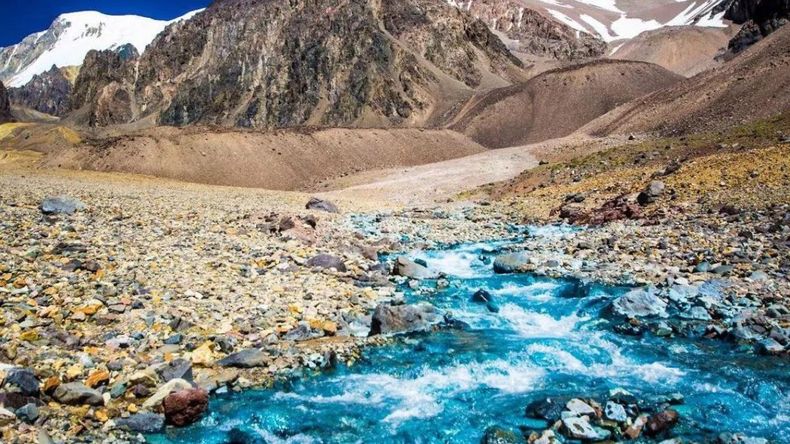 En el corazón de la Cordillera de los Andes, aproximadamente a 200 kilómetros al sur de la ciudad de San Juan, se esconde un tesoro natural poco conocido: el Arroyo Turquesa