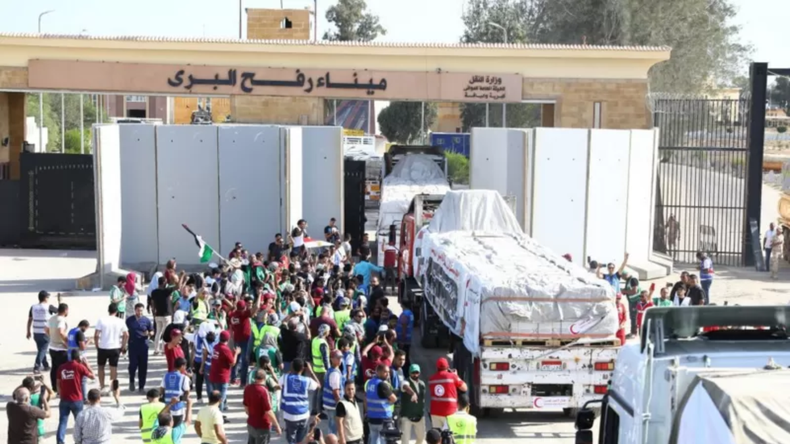 Las celebraciones estallan en el lado egipcio del cruce fronterizo de Rafah durante la breve apertura