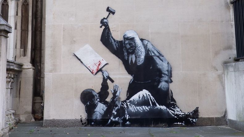La obra de Banksy en los Tribunales Reales de Justicia de Londre fue inaugurada este lunes.