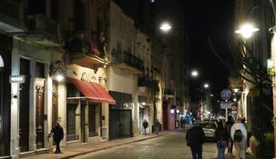 Tienen un radio más amplio de iluminación porque están ubicadas por debajo de la copa de los árboles.