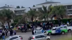 Los vecinos protestaron frente al country Barrancas de Iraola. Los vecinos protestaron frente al country Barrancas de Iraola.