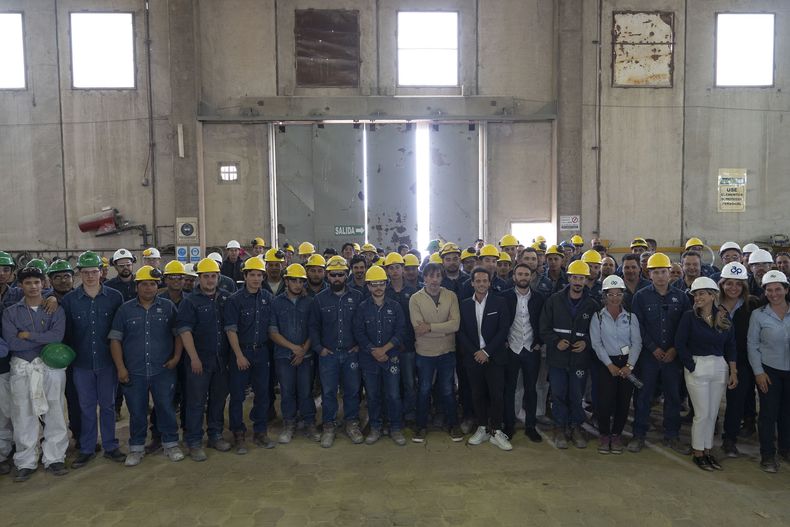 Fabián De Sousa, Ignacio Vivas, y Julián Leunda junto a los trabajadores y trabajadoras de Alpat.
