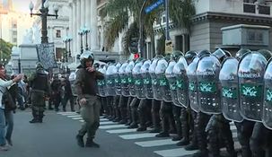 Con un Congreso totalmente vallado, los jubilados vuelven a manifestarse en contra del Gobierno.