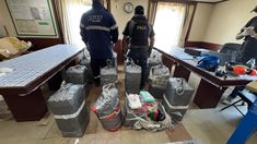 La droga se encontraba en bolsos, en el interior de una heladera que contenía la comida de la tripulación. La droga se encontraba en bolsos, en el interior de una heladera que contenía la comida de la tripulación.