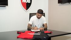 Éver Banega firmó su contrato con Newells. Éver Banega firmó su contrato con Newells.