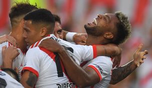 Todos abrazan a Miguel Borja, autor de tres tantos contra Vélez.