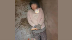 La mujer se encontraba encadenada a la pared en una choza junto a su casa. La mujer se encontraba encadenada a la pared en una choza junto a su casa.