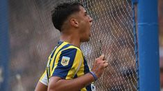 Véliz se subió al alambrado para festejar su gol. Véliz se subió al alambrado para festejar su gol.