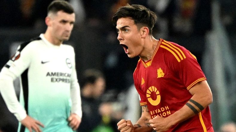 Paulo Dybala festeja el 1-0 de Roma ante Brighton.