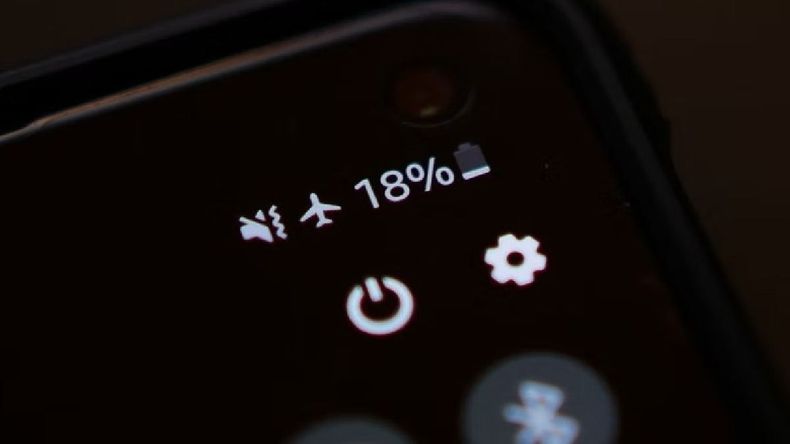 Cargar el celular en modo avión se convirtió en una práctica cada vez más común entre los usuarios, motivada por la creencia popular de que esta acción acelera el proceso de carga y prolonga la vida útil de la batería