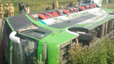 Dos mujeres murieron tras el vuelco del micro en ruta 2. Dos mujeres murieron tras el vuelco del micro en ruta 2.
