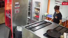 La mujer fue atacada en su lugar de trabajo. La mujer fue atacada en su lugar de trabajo.