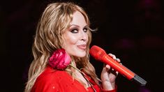 Kylie Minogue armó una pista de baile en Buenos Aires y se emocionó hasta las lágrimas Kylie Minogue armó una pista de baile en Buenos Aires y se emocionó hasta las lágrimas
