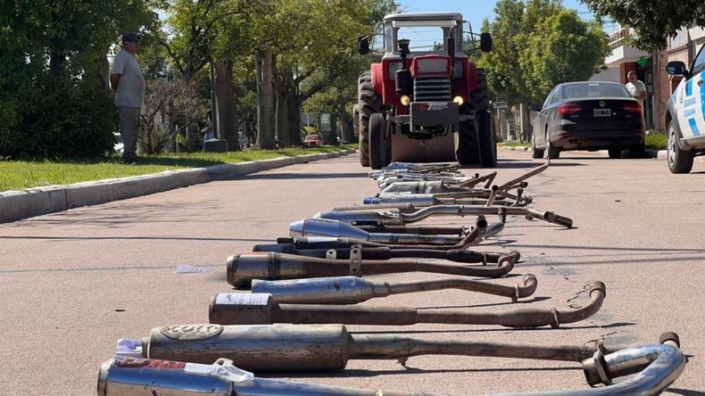 Insólito: destruyeron con un tractor los caños de escape ruidosos en Córdoba