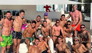 Los futbolistas celebraron el cumpleaños de Paredes.