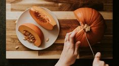 El sencillo truco para pelar una calabaza fácil y con mucha velocidad. El sencillo truco para pelar una calabaza fácil y con mucha velocidad.