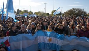 Una multitud en el Parque de las Juventudes.