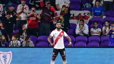 Miguel Borja celebra el 2-0 para River.