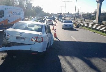Así quedó el Wolskwagen blanco que fue chocado por una camioneta en plena Panamericana.