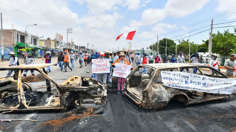 Perú: Boluarte anunciará el nuevo gabinete y los muertos ascienden a más de 30