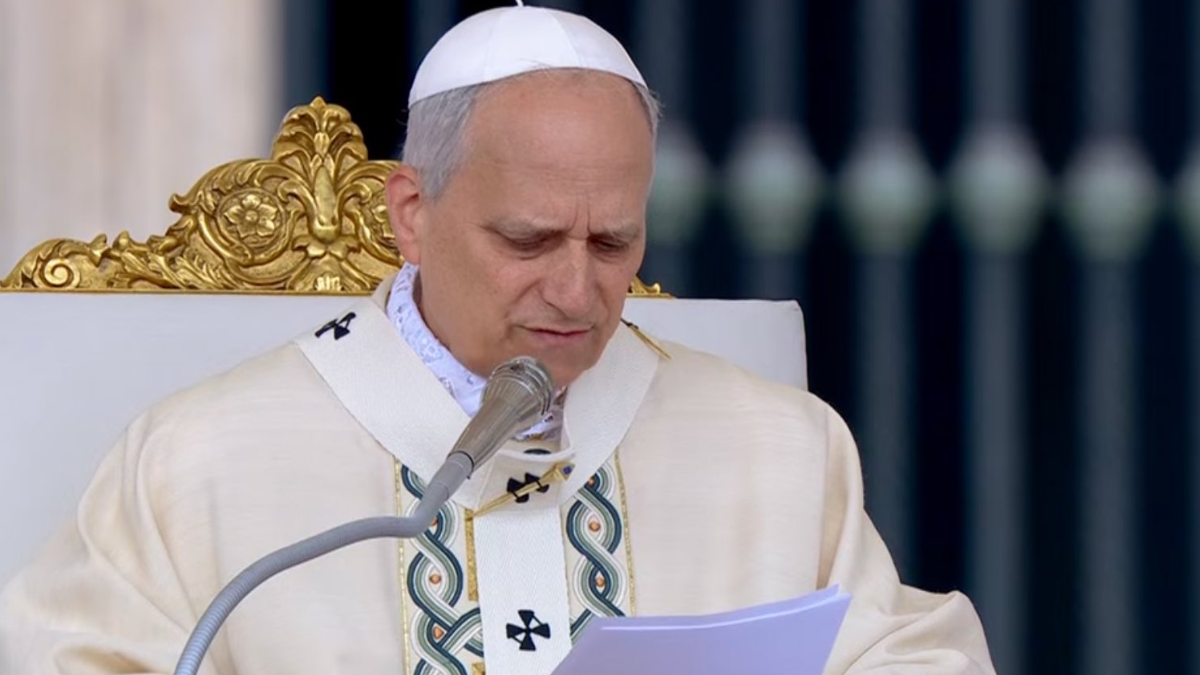 En su primera Misa de Pascua, el papa León XIV convocó a una vigilia de oración por la paz