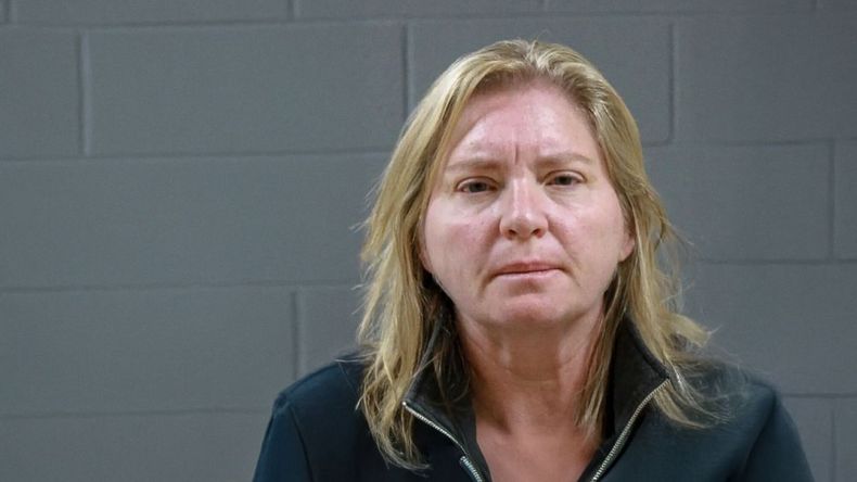 El documental expone la profunda brecha entre la imagen de orden y valores que se mostraba en YouTube y la realidad que se desarrollaba puertas adentro. 